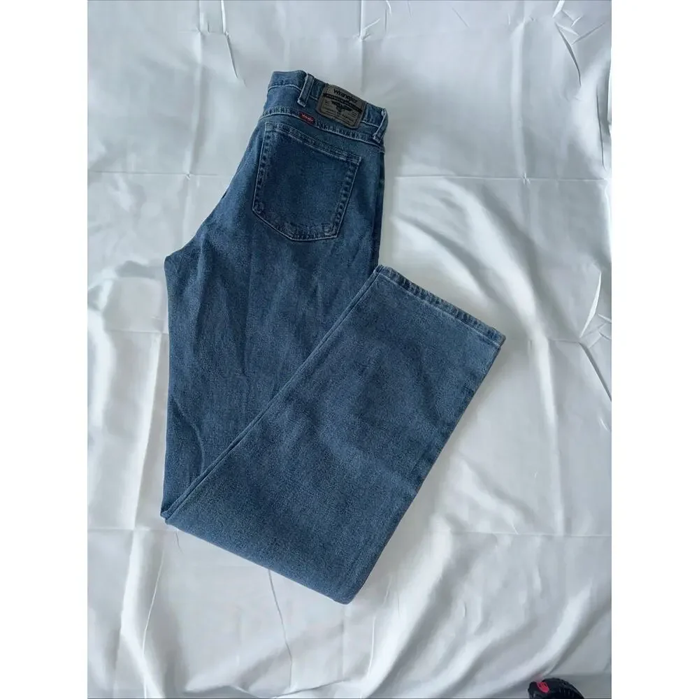 Wrangler Jeans Mens Size 34x34 Light Wash Blue Relaxed Fit Straight Leg Denim